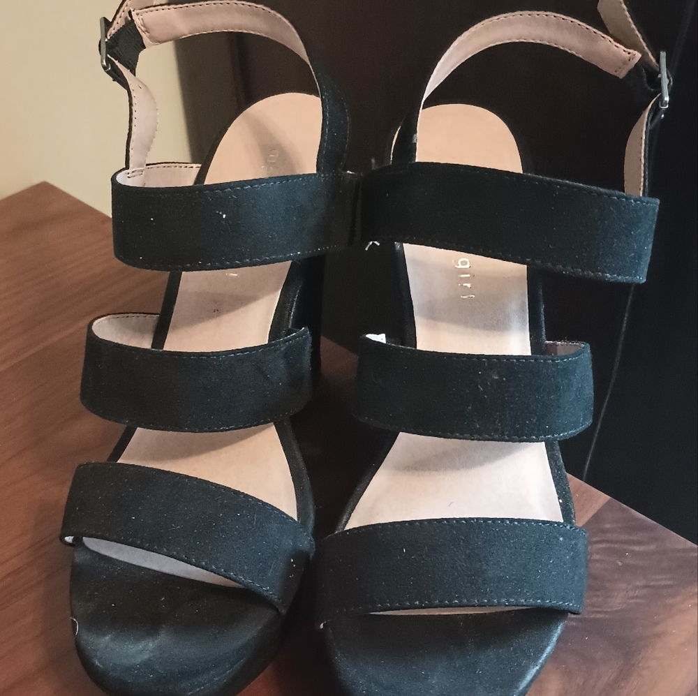 Black wedges